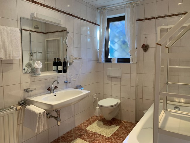 Badezimmer mit Waschbecken, WC und Duschwanne